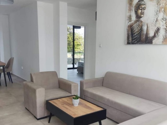 Modernes, voll ausgestattetes High-End-Apartment mit 2 Schlafzimmern in einem Luxuskomplex mit herrlichen Gärten und Aussicht in Ozanköy. Verfügbar ab März.