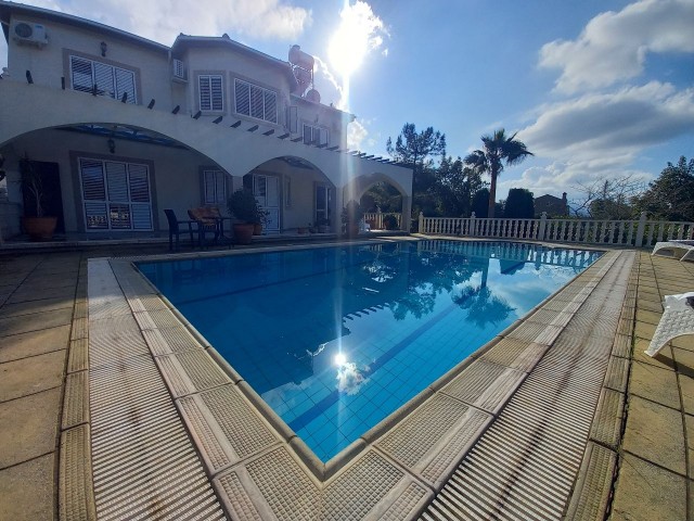 Villa mit 4 Schlafzimmern, herrlicher Aussicht + Pool + Gärten