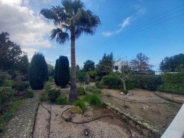 Villa mit 4 Schlafzimmern, herrlicher Aussicht + Pool + Gärten