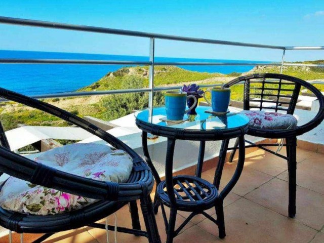 Voll ausgestattetes Penthouse mit 2 Schlafzimmern und Blick auf die Palmenbucht, direkt am Strand zur Langzeitmiete