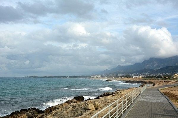 Dachterrasse mit 2 Schlafzimmern in ruhiger Lage in Karşıyaka + Gärten + Gemeinschaftspool + in der Nähe von Annehmlichkeiten