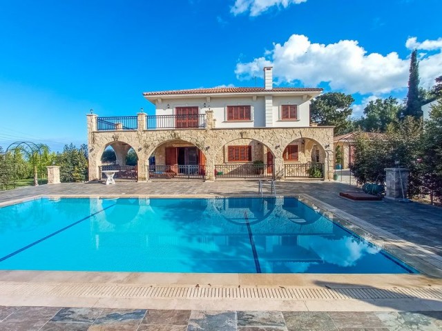 4 bedroom second hand villa + Roma End Swimming Pool + Large Plot Size + Central Heating + Garage. T