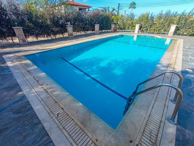 Villa mit 4 Schlafzimmern + Swimmingpool am römischen Ende + großes Grundstück + Zentralheizung + Garage.  Eigentumsurkunde im Namen des Verkäufers – Mehrwertsteuer bezahlt und türkische Eigentumsurkunde vor 74 