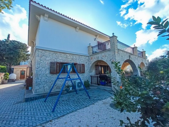 Villa mit 4 Schlafzimmern + Swimmingpool am römischen Ende + großes Grundstück + Zentralheizung + Garage.  Eigentumsurkunde im Namen des Verkäufers – Mehrwertsteuer bezahlt und türkische Eigentumsurkunde vor 74 