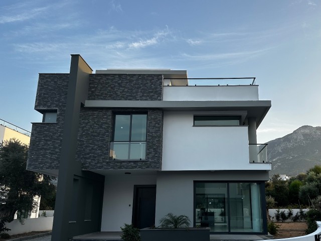 Girne Ozanköy'de Satılık Lüks ve Modern Yapıya Sahip 3+1 Havuzlu Sıfır Villa 