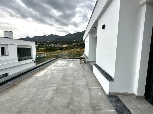 Luxuriöse und moderne 5+2-Triplex-Villa mit türkischem Haus zum Verkauf in Bellapais, Kyrenia