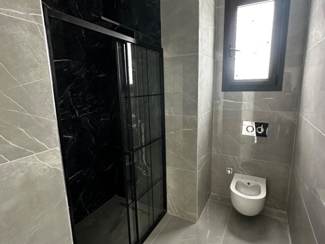 Girne Bellapais'da Satılık Lüks ve Modern Yapıya Sahip Türk Koçanlı 5+2 Triplex Villa