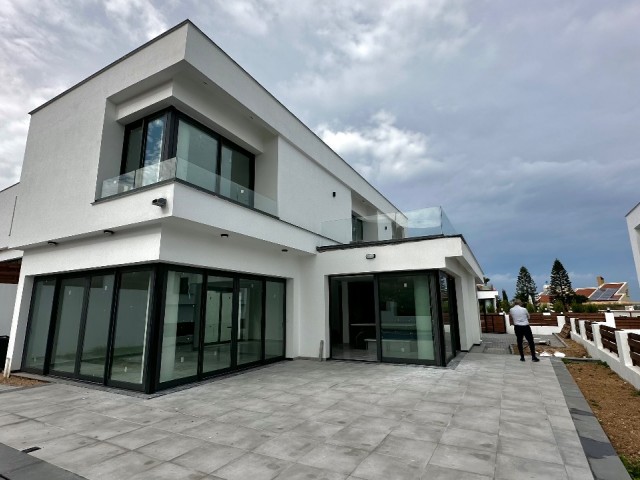 Girne Bellapais'da Satılık Lüks ve Modern Yapıya Sahip Türk Koçanlı 5+2 Triplex Villa