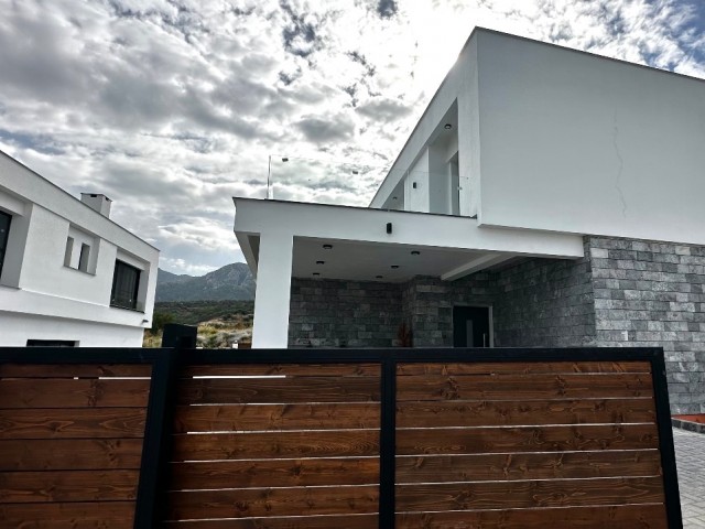 Luxuriöse und moderne 5+2-Triplex-Villa mit türkischem Haus zum Verkauf in Bellapais, Kyrenia