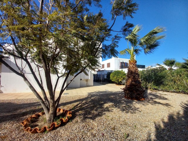 4 bedroom detached villa on well maintained complex close to the sea + communal pool  & gardens 