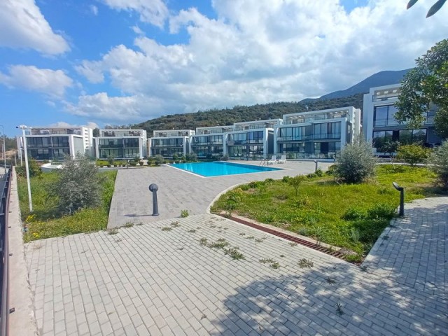 2-Zimmer-Wohnung mit Garten + komplett möbliert + Abstellraum + 3 Gemeinschaftspools + Amphitheater + Nähe zu Schulen und dem Stadtzentrum von Kyrenia