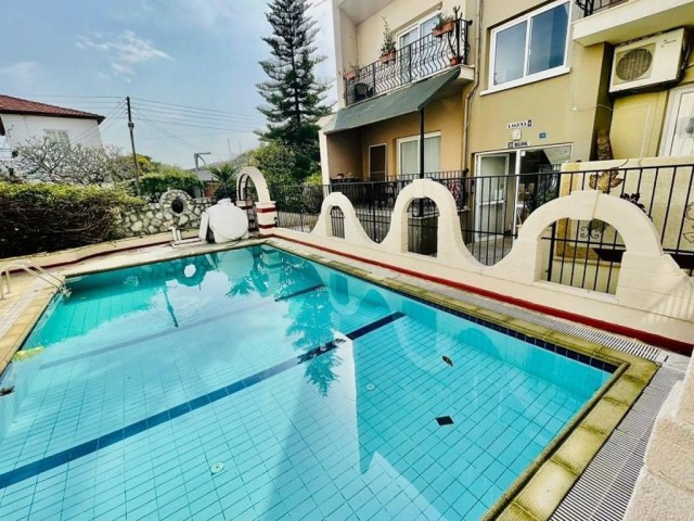 Penthouse mit 3 Schlafzimmern in Alsancak – mit Gemeinschaftspool – 800 m vom Meer entfernt – in der