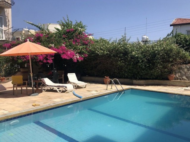 3 bedroom penthouse in Alsancak - comunual pool - 800M from the sea - close to amenities 