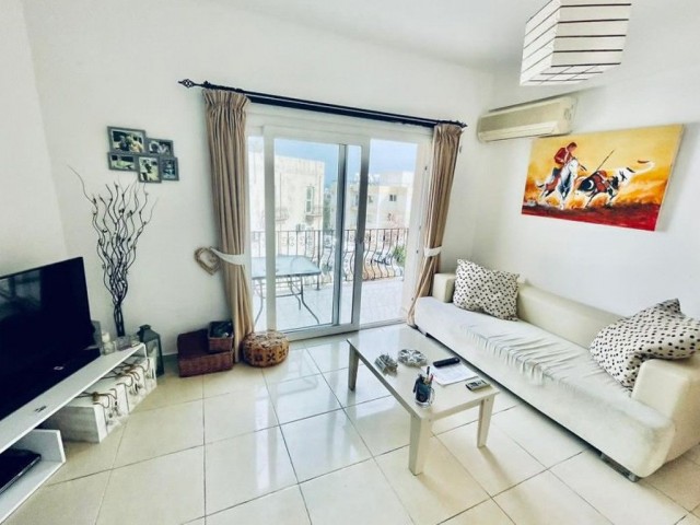 3 bedroom penthouse in Alsancak - comunual pool - 800M from the sea - close to amenities 