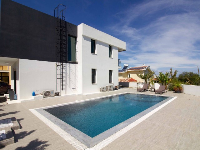 3+1 Luxusvilla mit Pool-, Berg- und Meerblick zum Verkauf in Alsancak