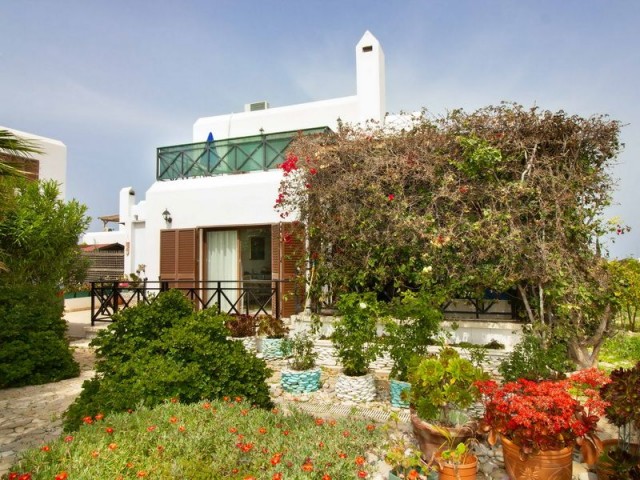 4-bedroom resale Seaside villa + communal pool + private garden + walking distance to the sea