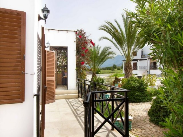 4-bedroom resale Seaside villa + communal pool + private garden + walking distance to the sea