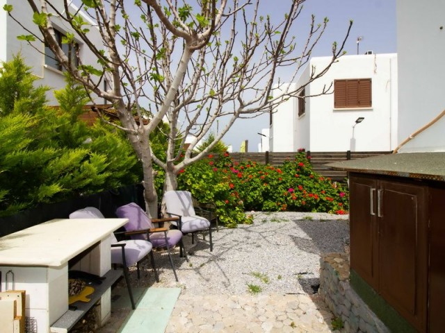 4 yatak odalı satılık deniz kenarı villa + ortak havuz + özel bahçe + denize yürüme mesafesinde