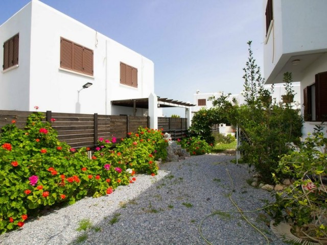 4-bedroom resale Seaside villa + communal pool + private garden + walking distance to the sea