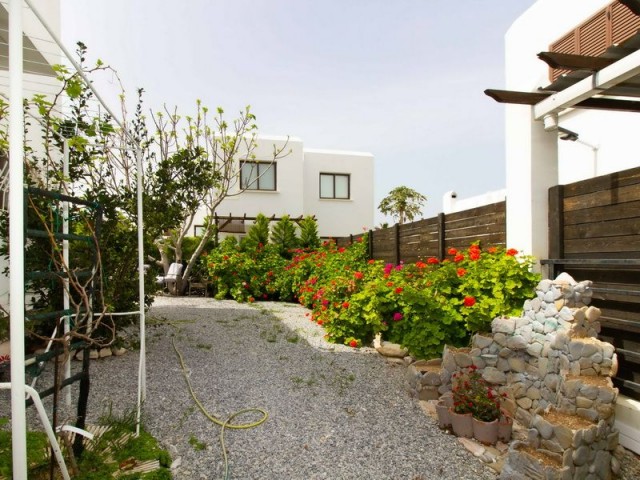 4-bedroom resale Seaside villa + communal pool + private garden + walking distance to the sea