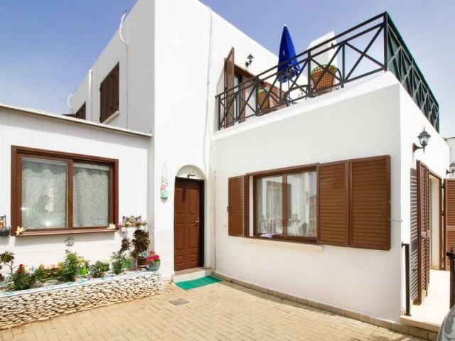 Villa am Meer mit 4 Schlafzimmern zu verkaufen + Gemeinschaftspool + privater Garten + fußläufig zum Meer