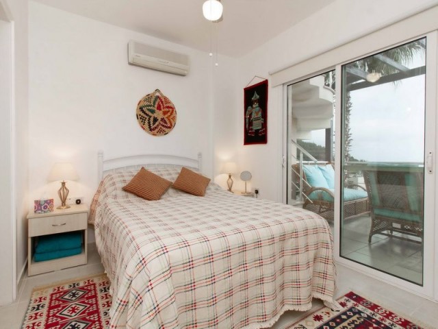آپارتمان 3+1 در مجتمعی با منظره کوه و دریا و تراس پشت بام خصوصی برای فروش در چاتالکوی، گیرنه