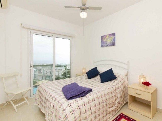 3+1 Wohnung in einem Komplex mit Berg- und Meerblick und privater Dachterrasse zum Verkauf in Çatalköy, Kyrenia