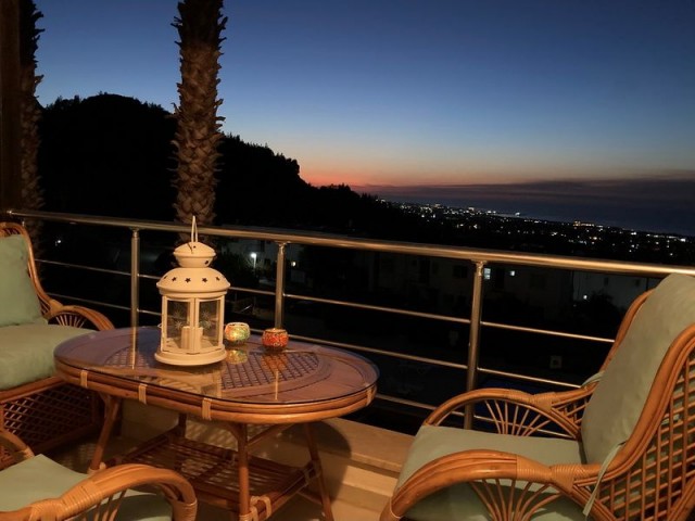 3+1 Wohnung in einem Komplex mit Berg- und Meerblick und privater Dachterrasse zum Verkauf in Çatalköy, Kyrenia