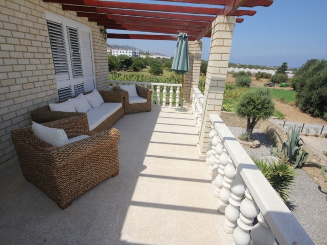 Umgebaute Villa mit 6 Schlafzimmern + + Zentralheizung + Klimaanlage + Blick auf das Meer und die Berge