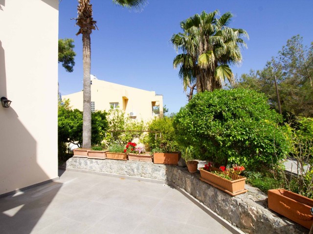 3 bedroom resale villa + swimming pool + air conditioning+ central heating