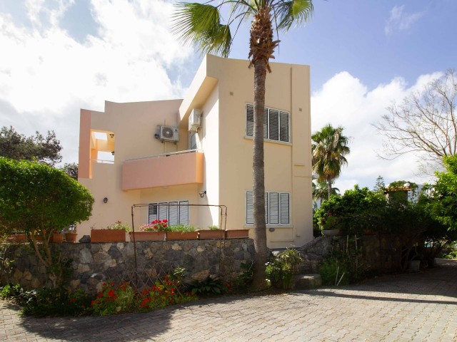 3 bedroom resale villa + swimming pool + air conditioning+ central heating