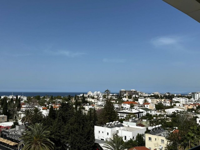 Girne Merkez'de Dağ ve Deniz Manzaralı Lüks Eşyalı 2+1 Kiralık Penthouse