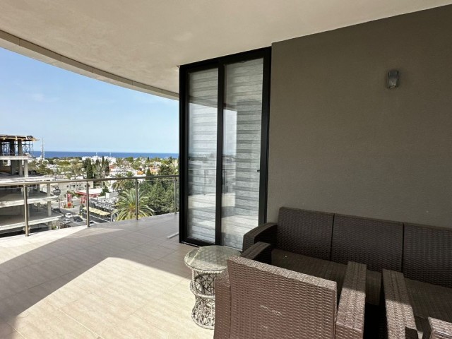 Girne Merkez'de Dağ ve Deniz Manzaralı Lüks Eşyalı 2+1 Kiralık Penthouse