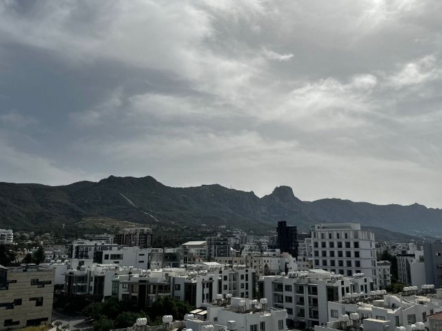 Luxuriös möbliertes 2+1-Penthouse zur Miete mit Berg- und Meerblick im Zentrum von Kyrenia