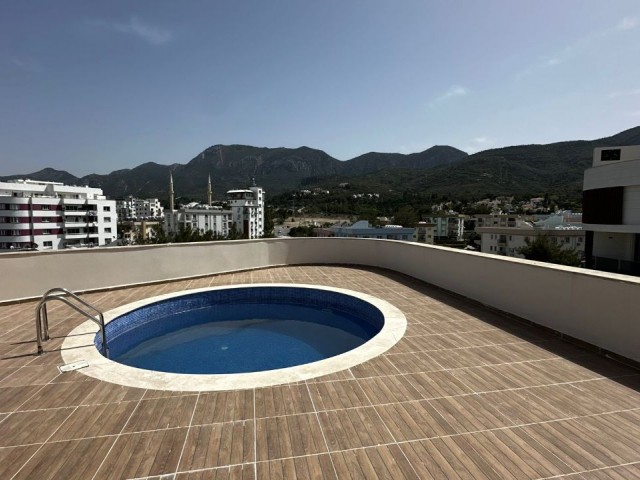 Vollmöbliertes, ultraluxuriöses 4+2-Duplex-Penthouse mit privatem Pool zu vermieten im Zentrum von Kyrenia