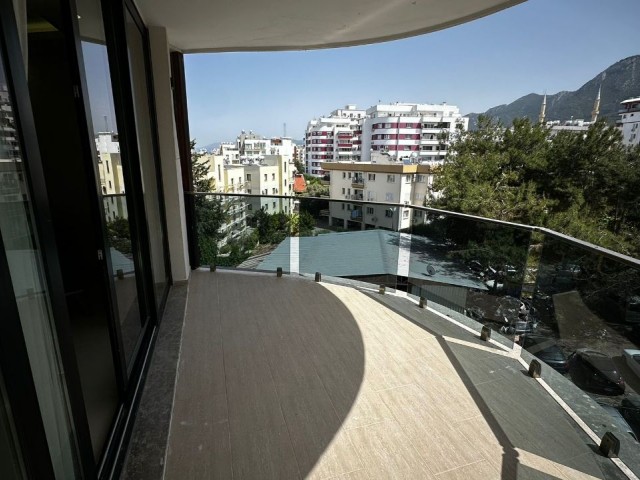 Vollmöbliertes, ultraluxuriöses 4+2-Duplex-Penthouse mit privatem Pool zu vermieten im Zentrum von Kyrenia