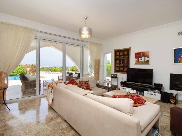 Luxuriöse Villa mit 4+1 Pool und großem Garten direkt am Meer in Esentepe