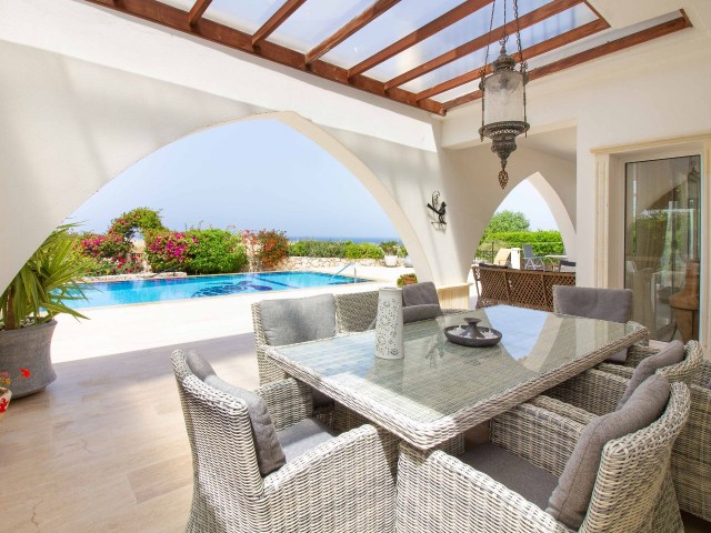 Luxuriöse Villa mit 4+1 Pool und großem Garten direkt am Meer in Esentepe