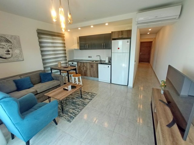 1 yatak odalı modern bahçeli daire + full eşyalı + ortak yüzme havuzu + bar + plaja ve süpermarkete yürüme mesafesinde + deniz ve dağ manzarası