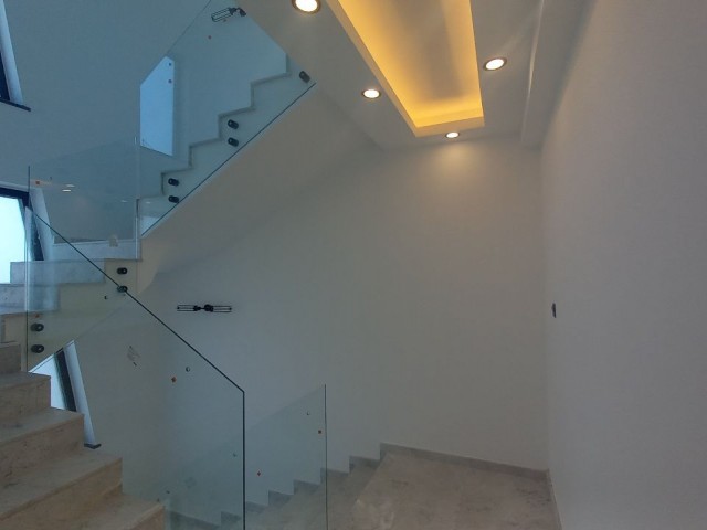 Karşıyaka'da Satılık 3+1 Lüks ve Modern Yapıya Sahip Denize Sıfır Villa