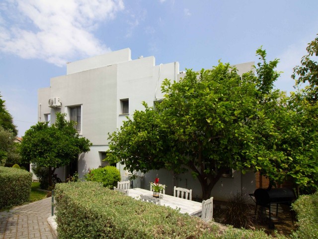 3-bedroom resale semi-detached villa + communal swimming pool + within a complex 