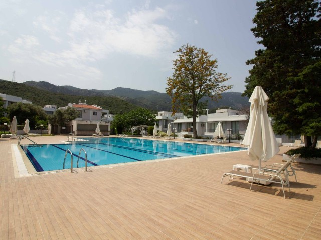 3 yatak odalı yeniden satılık yarı müstakil villa + ortak yüzme havuzu + site içinde 