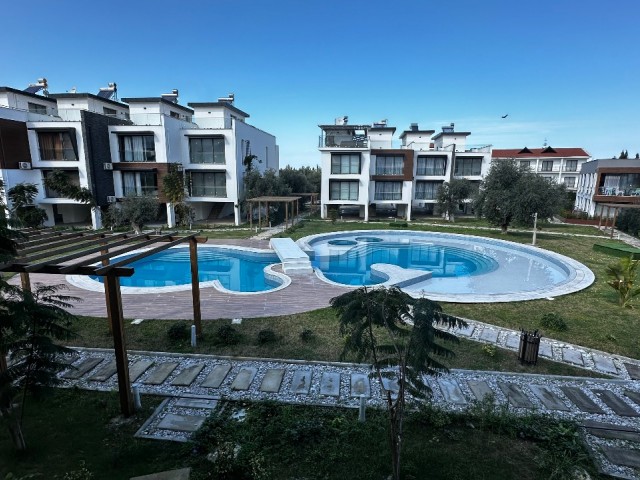 Luxuriöse, voll möblierte 3+1-Doppelvilla mit Gemeinschaftspool und privater Dachterrasse zur Jahres- oder Monatsmiete in Zeytinlik