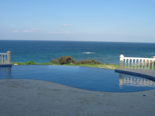 4 Schlafzimmer + 12 x 6 m großer Pool direkt am Meer + Klimaanlage + Küchengeräte & Granitarbeitsplatten + Travertinboden Lux Villa zum Verkauf in Kyrenia