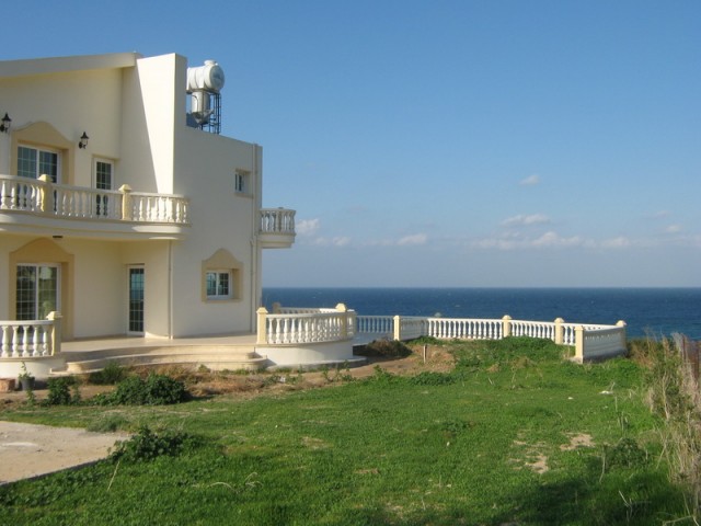 Girne'de 4 yatak odalı+ Denize sıfır 12m x 6m yüzme havuzlu + klimalı + mutfak aletleri & granit mutfak tezgahları + traverten yer döşemesi Satılık Lüx Villa