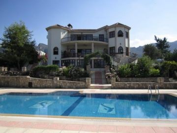 Çatalköy'de 3 yatak odalı  + 12m x 6m yüzme havuzlu + merkezi ısıtmalı + klimalı + doğal mermer yer döşemesi + beyaz eşyalar + granit tezgah Satılık Lüx Villa 