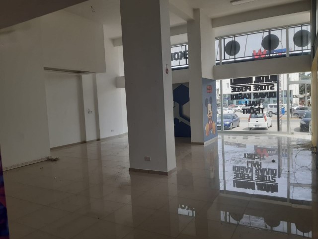 Gazimağusa Deniz Plaza yanında ana cadde üzerinde kiralık sendeli 230 m2 dükkan kiralıktır.