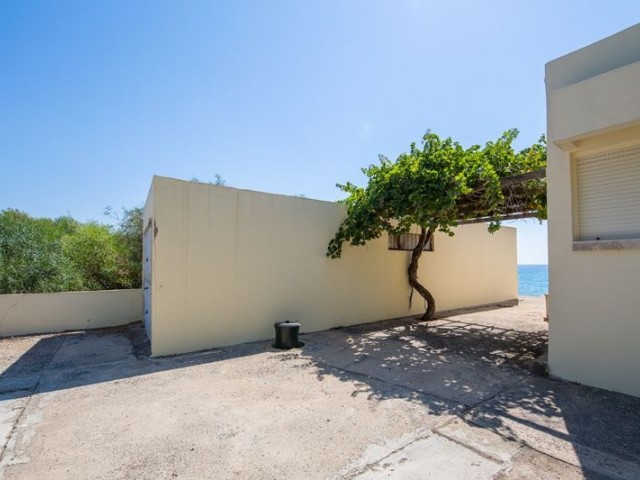 VOR 74 TÜRKISCHE EIGENTUMSURKUNDE, AM STRAND MIT PRIVATEM POOL, 3 SCHLAFZIMMER BUNGALOW IN BOGAZ