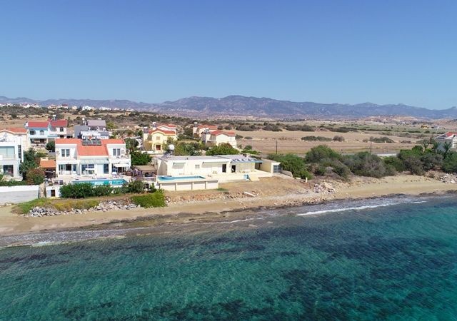 VOR 74 TÜRKISCHE EIGENTUMSURKUNDE, AM STRAND MIT PRIVATEM POOL, 3 SCHLAFZIMMER BUNGALOW IN BOGAZ