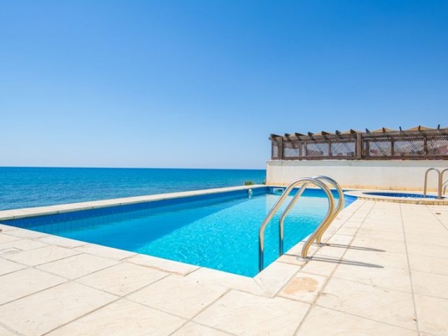 VOR 74 TÜRKISCHE EIGENTUMSURKUNDE, AM STRAND MIT PRIVATEM POOL, 3 SCHLAFZIMMER BUNGALOW IN BOGAZ